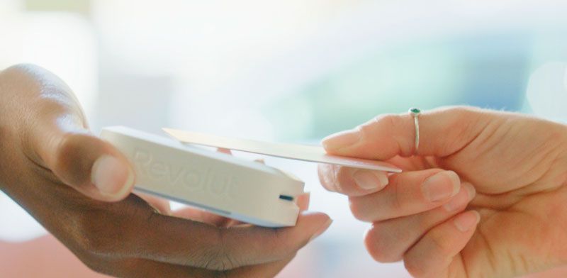 Revolut reader karta w ręce